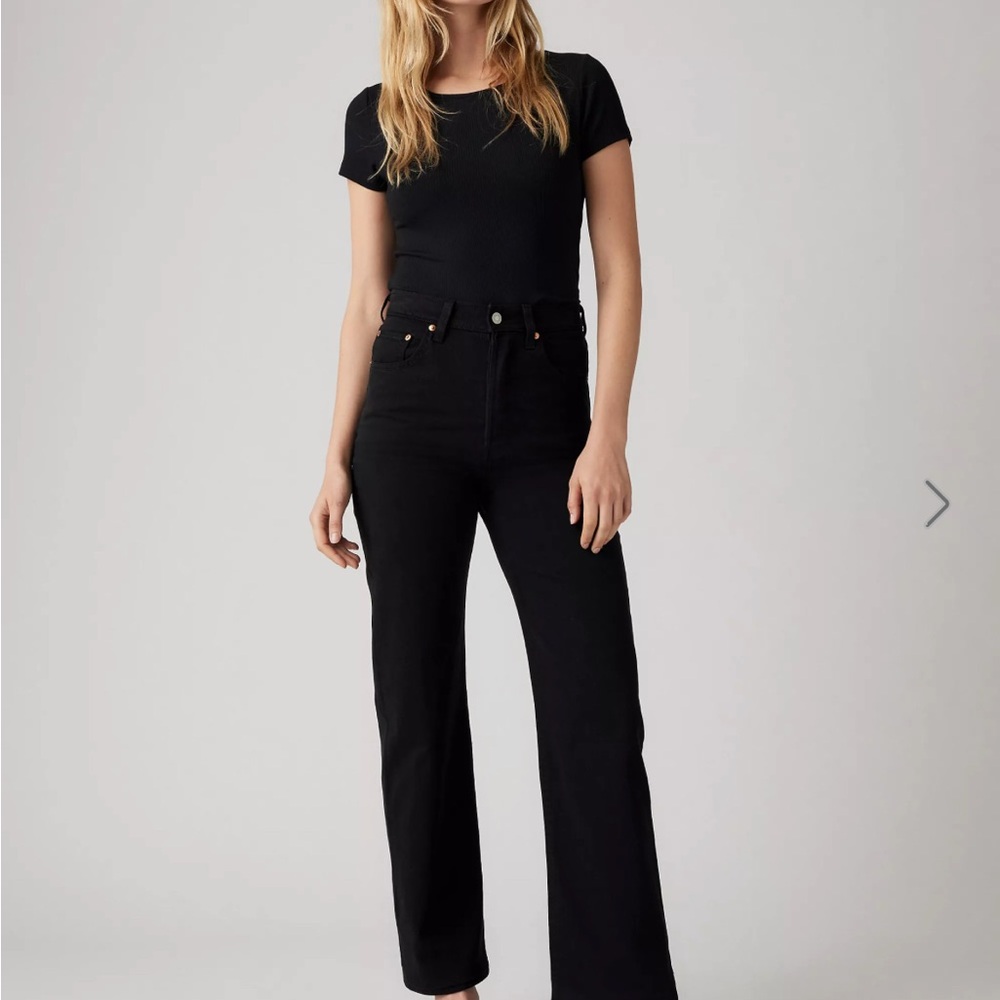 Levi’s Premium Ribcage Ankle Jeans in Black Sprout. Size 28 waist